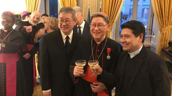 hong-y-tagle-duoc-trao-huan-chuong-bac-dau-boi-tinh