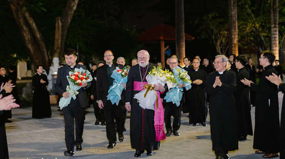 duc-tong-giam-muc-paul-richard-gallagher-va-phai-doan-ngoai-giao-toa-thanh-tham-dai-chung-vien-hue