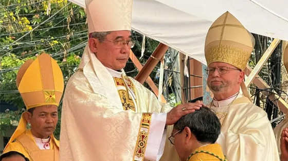den-voi-anh-em-chuyen-tham-cua-duc-cha-louis-nguyen-anh-tuan-tai-lao