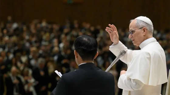 vuot-qua-hieu-lam-va-tranh-thanh-kien-dien-van-cua-duc-leo-xiv-cho-nhan-vien-tai-giao-trieu-roma-thanh-vatican-va-toa-giam-quan-roma-ngay-2452025