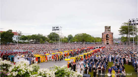 hon-90000-tin-huu-tham-du-thanh-le-trong-the-mung-kinh-duc-me-hon-xac-len-troi-tai-la-vang
