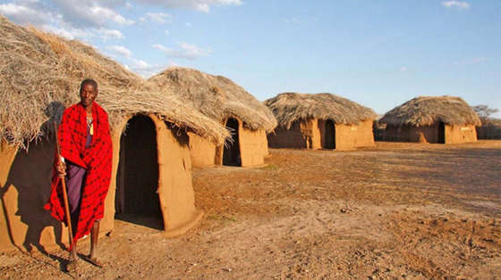 cac-nu-tu-dong-canossa-giup-cac-be-gai-masai-vuot-qua-hu-tuc-va-su-ngheo-doi